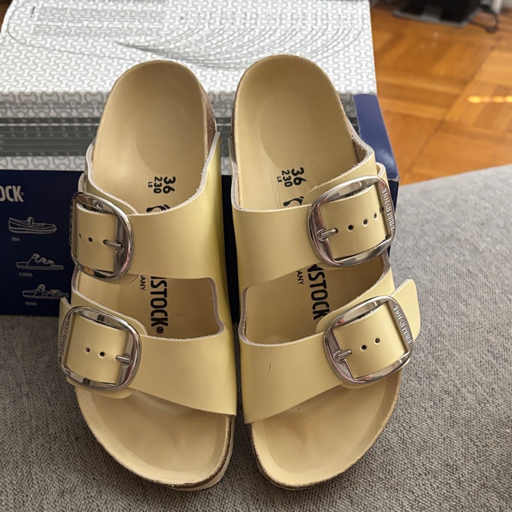 Birkenstock Big Buckle Arizona in high shine butter